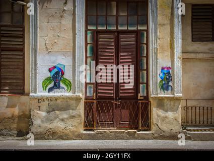 Havanna, Kuba, Juli 2019, zwei bemalte Frauenköpfe` die Fassade eines Gebäudes im ältesten Teil der Hauptstadt Stockfoto